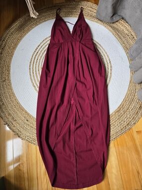 L'ATISTE Burgundy V-Neck Midi Tulipe Dress with Spaghetti Straps